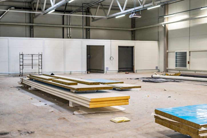 Construction of a production room with sandwich panels